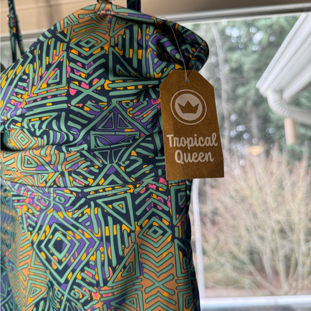 Geometric Patterned Swimsuit - Picture 2 of 6